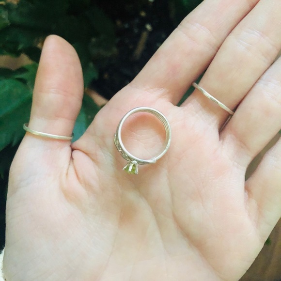 VINTAGE Hammered Metal Abstract Peridot Wrap Ring - Picture 3 of 5
